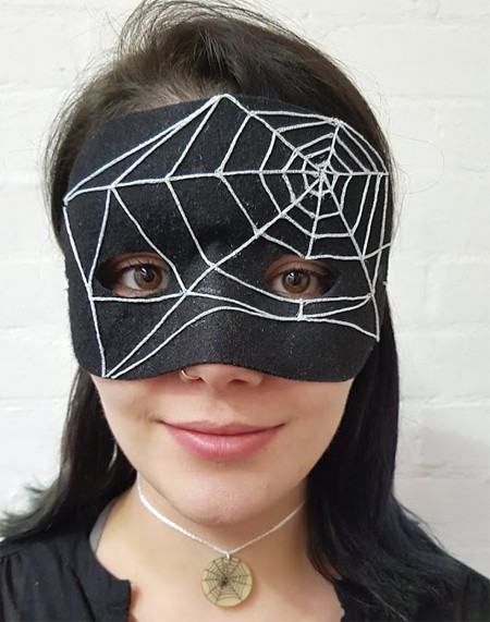 Spider mask together with a spider pendant
