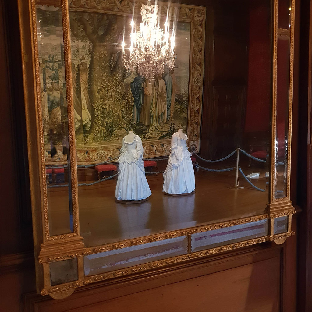 The paper figures reflected in a baroque mirror